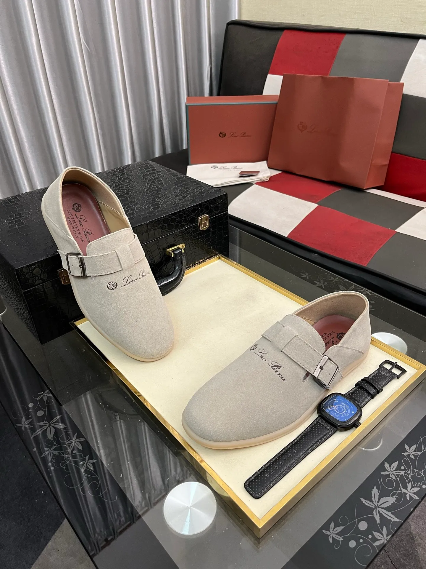 Men's men's shoes 💰458⌚️⌚️ Loro Piana's classic hot model lp top version of Pili casual shoes. It turns out that these are the casual shoes that are said to be able to walk 20,000 steps without getting tired. This pair has both good looks and feel. You will be completely lost as soon as you put it on. The minimalist design is eye-catching and durable, and it is a bonus for dressing. The soft feeling on the feet has outstanding texture, and it is very nice without abrasion on the feet. The soft and waxy soles make it easy to wear for daily use for a long time. Who can resist a pair of versatile and good-looking loafers? Don't be too elegant at all, the feel and texture of the feet are good, the key is to make the legs look longer and not tire the feet, the main thing is that it is just right!        Material: Original cowhide Lining: Original sheepskin Outsole: Original sole Size: 38-44